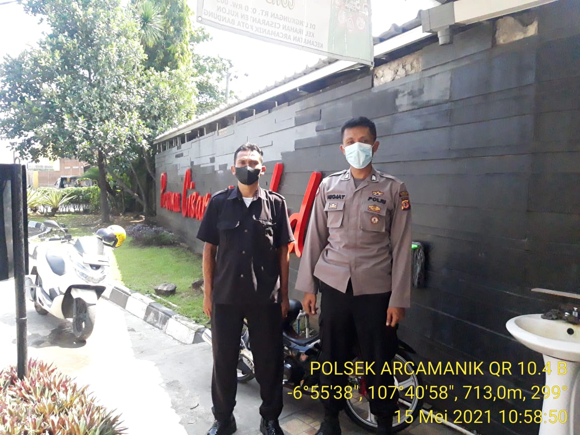 Anggota unit sabhara polsek arcamanik Polrestabes Bandung giat patroli pengontrolan perumahan.