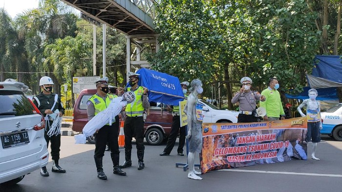 Polisi Kota Kediri Ingatkan Bahaya COVID-19 dengan Keranda dan Boneka Pocong
