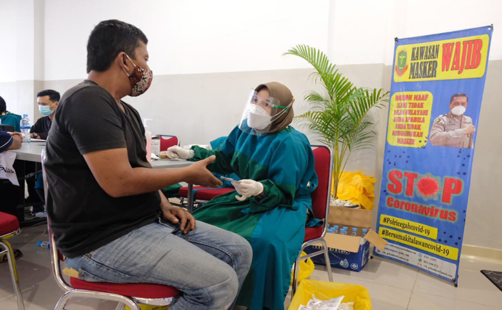  Lampaui Target 26.354 Orang, Polda Riau Sanggup Vaksinasi 30.366 Orang