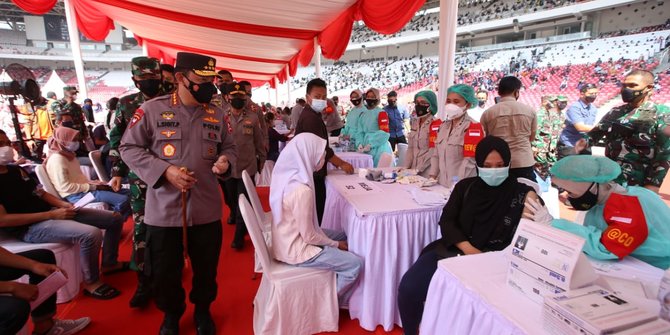  Gelar Vaksinasi Massal Bersama TNI di Jaksel, Kapolri Target 4.500 Orang