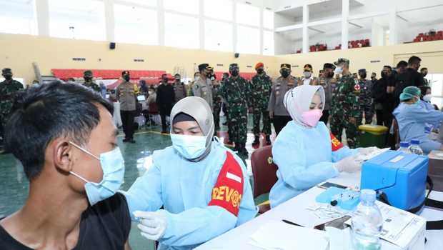  TNI dan Polri bantu tenaga kesehatan percepat vaksinasi di Banten