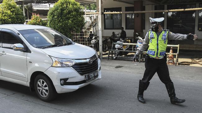  Polisi Tambah Personel Penyekatan PPKM Darurat di Kalimalang
