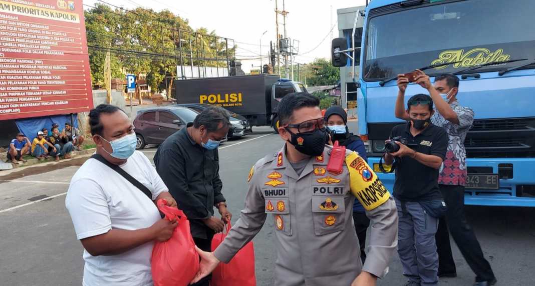  Sambil Razia PPKM, Polresta Malang Kota Sebar Ribuan Paket Bantuan