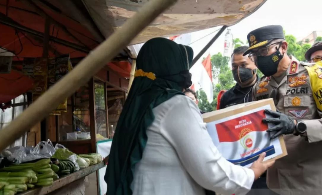  Polri sebar 2.000 paket bantuan untuk UMKM di Cakung