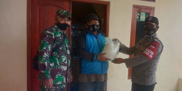  TNI dan Polri Bagikan Bansos Sembako kepada warga terdampak Covid – 19