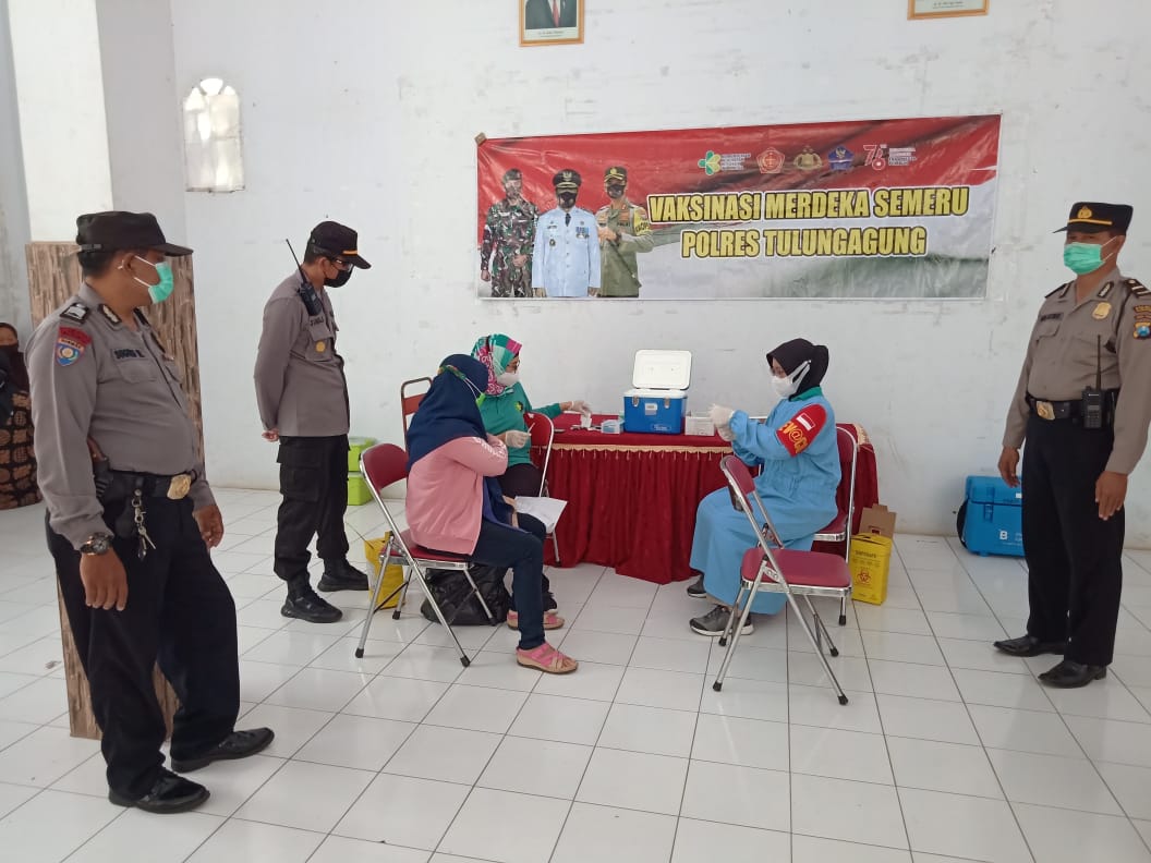  Polri Kawal Vaksinasi Merdeka di Wilayah Kecamatan Besuki Tulungagung