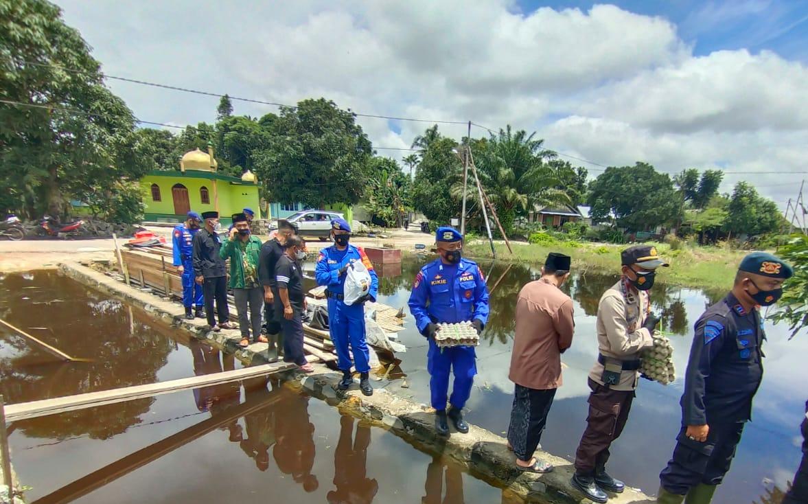  Peduli Korban Banjir Di Kotawaringin Lama, Personel Marnit Pendulangan Bersama Tim Gabungan Distribusikan Bansos