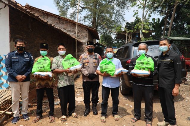  Peduli Masyarakat Terdampak Covid-19, Tim Warung Jumat Polda Banten Bagikan Puluhan Paket Sembako