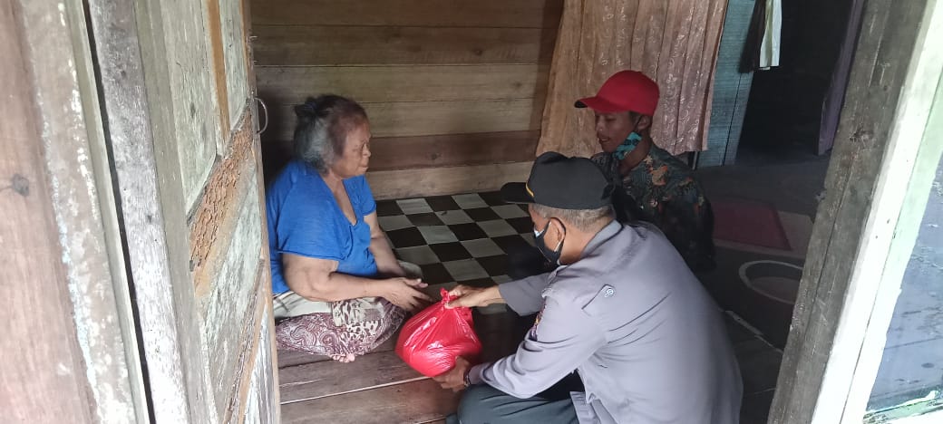  Personil Polsek Pulau Hanaut Melaksanakan Giat Pemberian Bansos Kepada Warga