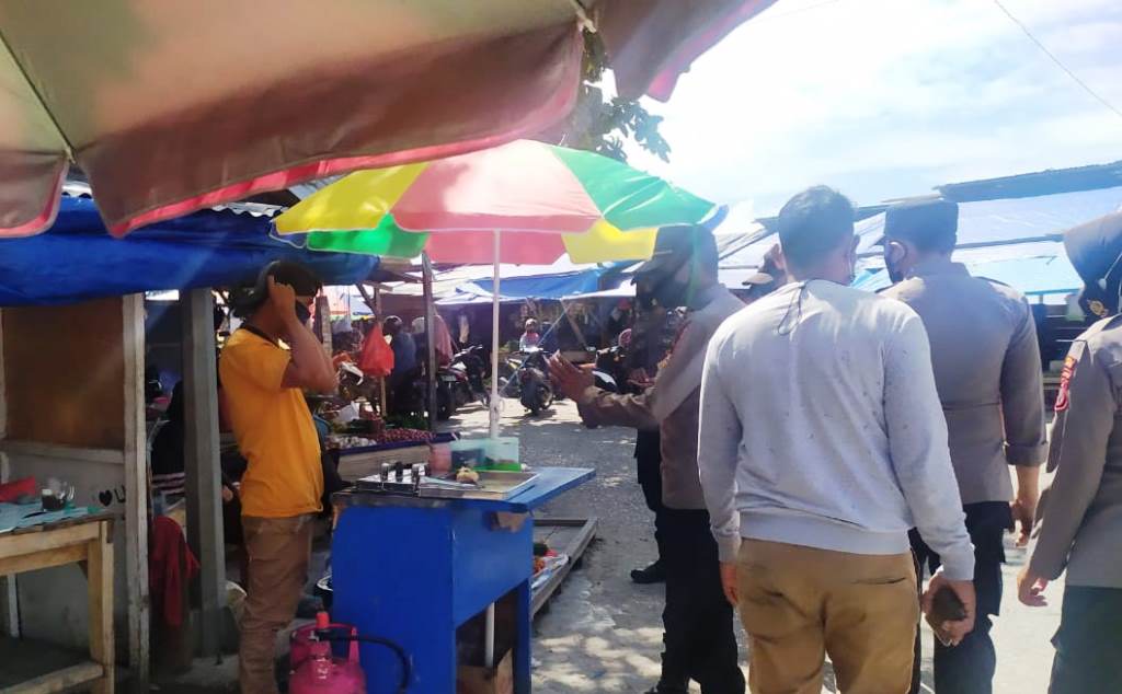  Polres Banggai Gencar Operasi Yustisi dan Sosialisasi Prokes di Pasar