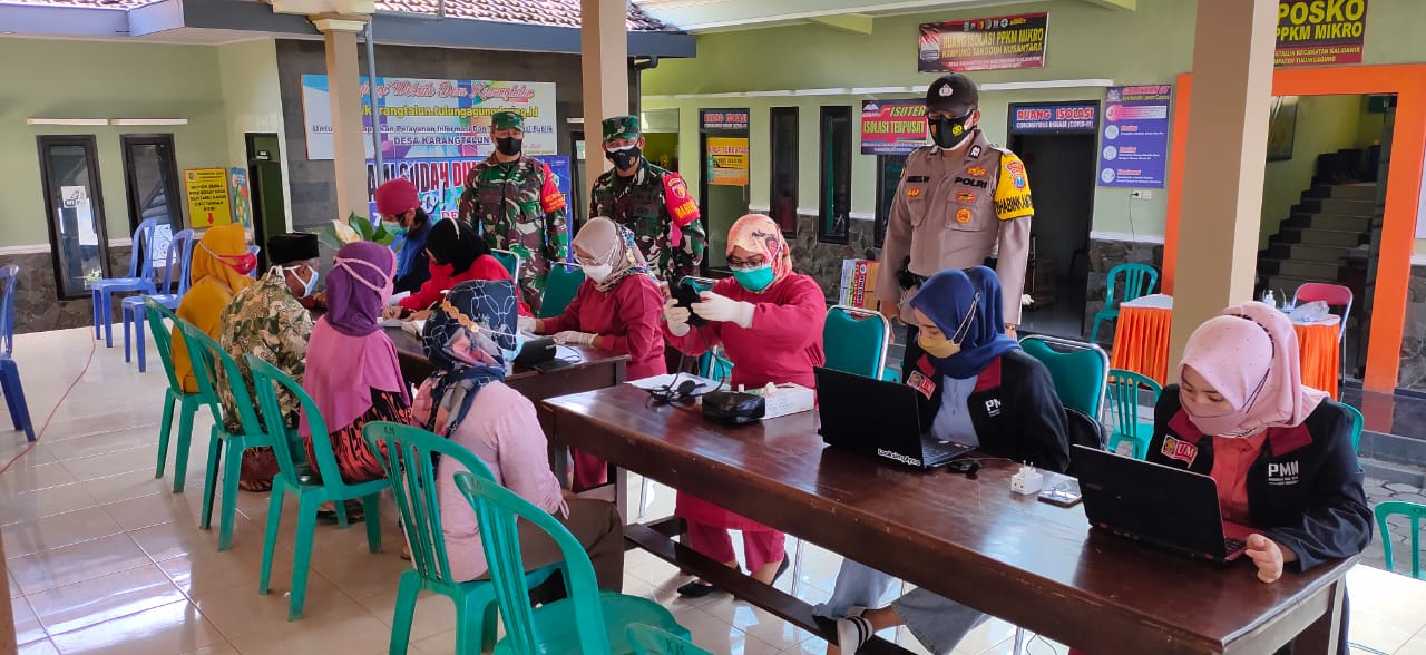  TNI- Polri Kawal Vaksinasi Merdeka di Balai Desa Karangtalun Kalidawir Tulungagung