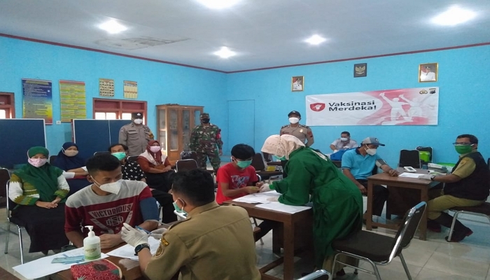  TNI-Polri Lakukan Sinergitas Pendampingan Vaksinasi di Kecamatan Petungkriyono