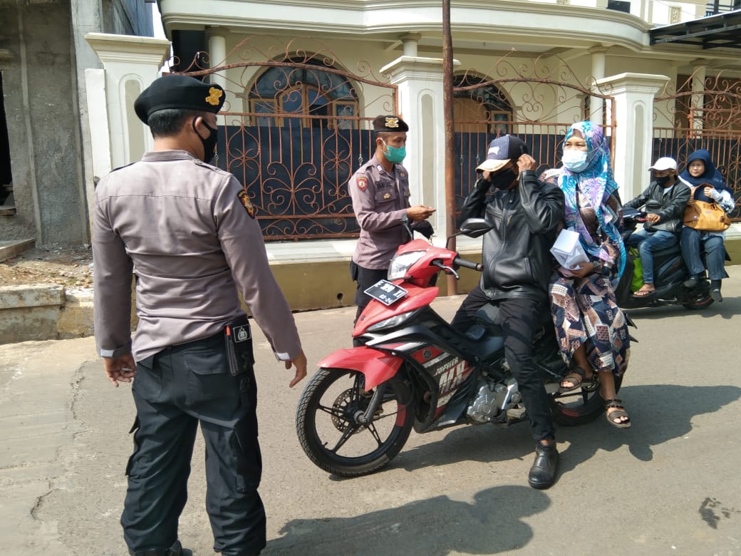  Perangi Covid-19, Polisi bagikan masker di jalan Desa Rawa ditengah PPKM
