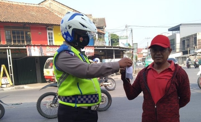  Cegah Penyebaran Covid-19, Polisi Bagikan Masker dan Himbau 5 M Kepada Pedagang dan Pengguna Jalan