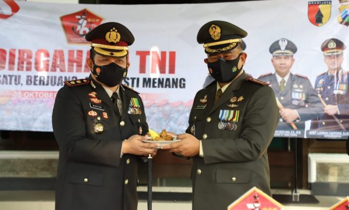 Momen HUT TNI Ke-76, Kapolres Kediri Kota  Beri Kejutan Pada Brigif 16/Wira Yudha