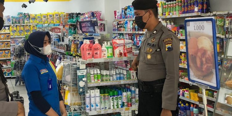  Sat Samapta Polres Grobogan Imbau Pengunjung Minimarket Disiplin Prokes