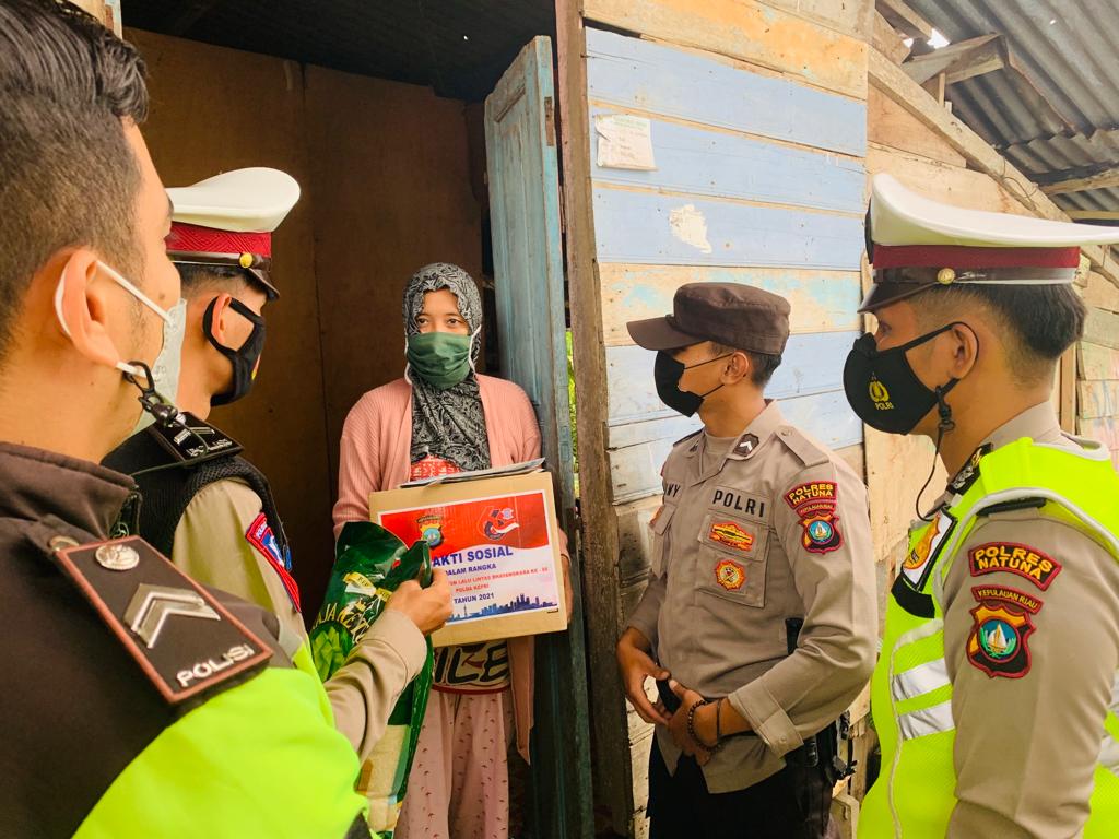  Satlantas Polres Natuna Bagikan Paket Sembako dan Masker Kepada Masyarakat