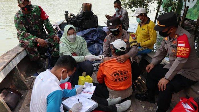  TNI – Polri Dampingi Nakes Jemput Bola Lakukan Vaksinasi Nelayan di Dermaga