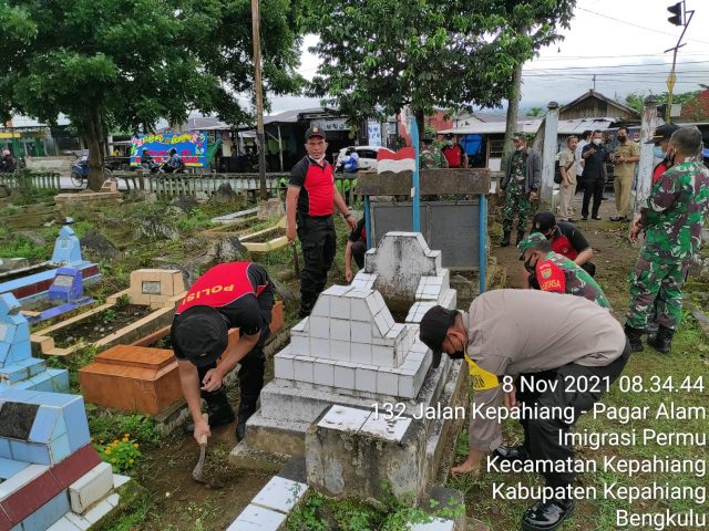  Karya Bhakti Kabupaten Kepahiang, Bersama Membersihkan Makam Pahlawan