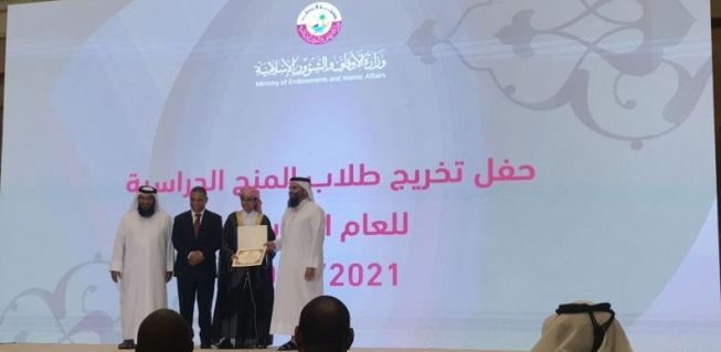 Faris Farhan (kedua dari kanan), seorang pelajar tingkat SMA asal Indonesia, menerima penghargaan dari tempatnya menempuh pendidikan di Mahad Diniy, Qatar