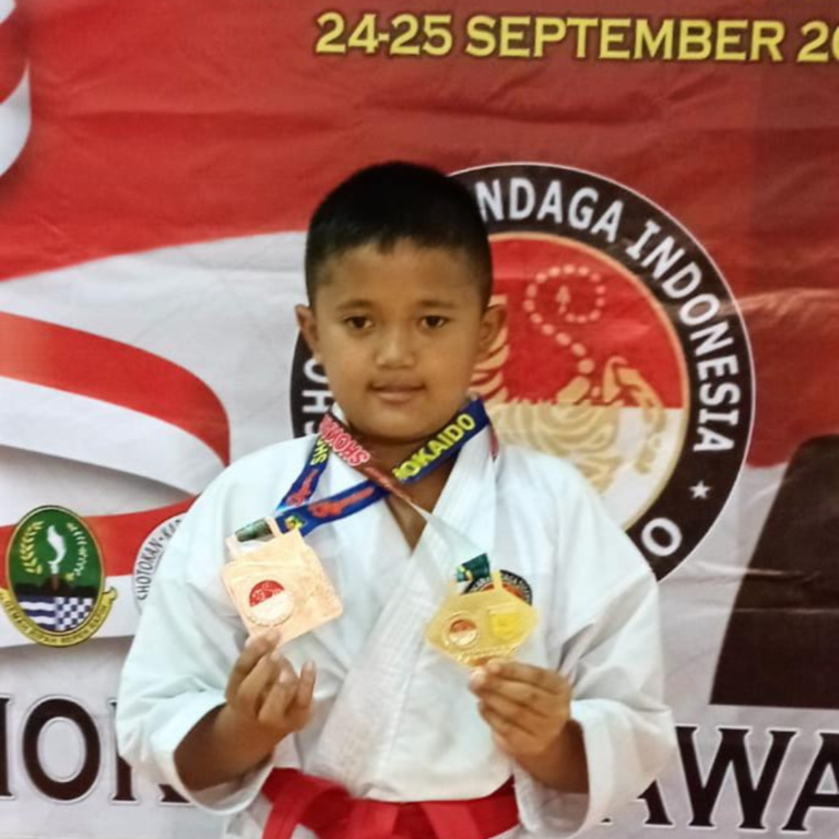 Azriel Siswa SDN Situgede Juara Kejurnas Karate Shokaido