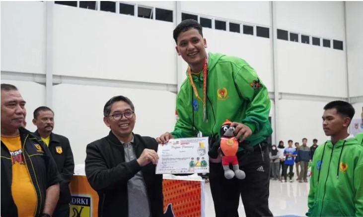 Wabup HSS, Syamsuri Arsyad saat penyerahan medali dan penghargaan untuk atlet cabor karate. (Antara/HO-Diskominfo HSS)