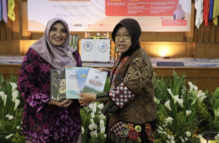  Mensos Risma Terima Penghargaan Perempuan Inspiratif dari UIN Jakarta