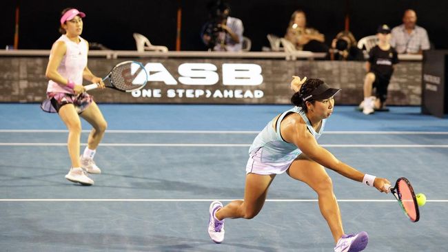 Aldila Sutjiadi (kanan) dan Miyu Kato melaju ke babak 16 besar Australia Open 2023. (AFP/DAVID ROWLAND)