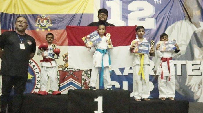 Atlet INKANAS Pematangsiantar, Rizziq Alfatah Siregar berada di podium utama dan meraih medali emas pada kategori Boys Individual Kumite 8-9 years 25 kg di ajang Silent Knight Karate Cup 2023 Malaysia, Jumat (3/3/2023).