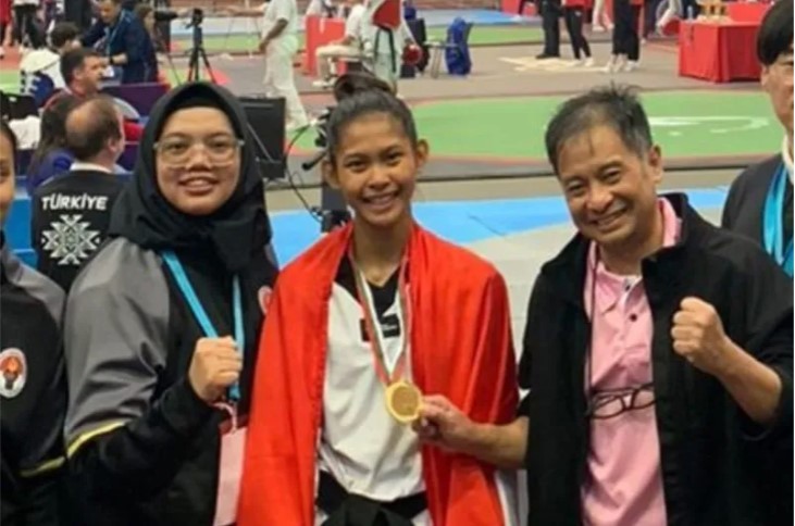 Atlet taekwondo Indonesia Ni Kadek Heni Prikasih (tengah) setelah berhasil meraih emas dalam kejuaraan Bulgaria Open 2023 di Sofia, Bulgaria, Minggu (5/3/2023). (ANTARA/HO-PBTI)