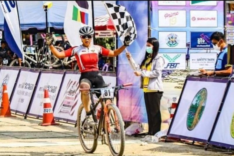 Yunia Angelly Sahdat saat menjadi juara II ajang balap sepeda dunia Thailand MTB Cup 1 Saklek pada 1-3 Maret 2023 (ANTARA/HO- Pelatih)