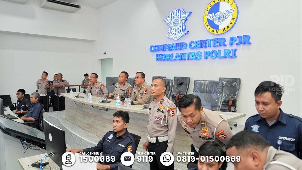 Kesiapan Command Center PJR KM 29 Tol Jakarta-Cikampek Jelang Libur Nataru