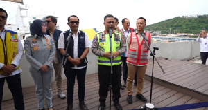 Kakorlantas Soroti Sistem Lalin dan Operasional Kapal Jelang Mudik Nataru 2026 Kepala Korps Lalu Lintas (Kakorlantas) Polri, Irjen Pol. Drs. Agus Suryonugroho, S.H., M.Hum., meninjau langsung kondisi Dermaga Eksekutif Pelabuhan Penyeberangan Merak, Kota Cilegon, pada Selasa (9/12/2025) pagi. Kunjungan tersebut dilakukan dalam rangka memastikan kesiapan layanan penyeberangan menghadapi Arus Mudik Natal dan Tahun Baru (Nataru) 2026, yang diprediksi mengalami peningkatan signifikan. Dalam agenda tersebut, Kakorlantas hadir bersama sejumlah pejabat terkait, termasuk Direktur Jenderal Perhubungan Darat dari Kementerian Perhubungan. Rombongan kemudian melakukan pengecekan berbagai fasilitas pendukung di pelabuhan, sekaligus menggelar rapat koordinasi dengan pengelola jasa angkutan penyeberangan untuk melihat kesiapan operasional secara menyeluruh. “Hal ini dilakukan untuk memastikan kesiapan layanan penyeberangan menjelang Arus Mudik Nataru 2026 dan mengecek kesiapan anggota kepolisian di daerah dalam melakukan pengaturan sistem arus lalu lintas kendaraan pada masa arus mudik nanti,” ungkap Kakorlantas. Ia menegaskan bahwa seluruh upaya yang dilakukan merupakan bentuk kehadiran negara dalam memberikan pelayanan dan perlindungan kepada masyarakat. Menurutnya, penyelenggaraan operasi angkutan mudik 2026 menjadi momentum penting untuk memastikan keselamatan dan kelancaran perjalanan pemudik, terutama pada puncak arus mudik yang selalu menimbulkan lonjakan kendaraan. Lebih lanjut, Jenderal bintang dua tersebut menekankan pentingnya kerja sama seluruh pihak terkait, mulai dari pengelola pelabuhan, kepolisian daerah, hingga instansi operasional lainnya. Kolaborasi ini dibutuhkan untuk menjaga kelancaran arus lalu lintas pada lintasan Merak–Bakauheni dan jalur darat yang dilalui para pemudik. Dalam kesempatan itu ia menjelaskan, “Seluruh instansi terkait, agar dapat berkoordinasi dan kolaborasi kepada semua pihak untuk terlibat dalam memberikan pelayanan kepada masyarakat yang melakukan perjalanan mudiknya, sehingga dengan koordinasi dan kolaborasi semua pihak pelayanan Angkutan Nataru 2026 dapat berjalan lancar dan kepadatan maupun kemacetan juga bisa teratasi.” Agus juga menyampaikan bahwa Korlantas Polri telah menjalin koordinasi intensif dengan otoritas Pelabuhan ASDP Merak. Koordinasi tersebut difokuskan pada kesiapan infrastruktur, kelayakan fasilitas, dan skema operasional yang terus dimatangkan. Pemeriksaan ini mencakup berbagai aspek seperti rekayasa lalu lintas, penanganan situasi darurat, hingga upaya antisipasi ketika volume kendaraan mengalami lonjakan. Skenario-skenario alternatif telah disusun untuk mengantisipasi berbagai kondisi yang mungkin muncul di lapangan. Baik keterlambatan keberangkatan kapal, penumpukan kendaraan, antrian panjang akibat cuaca buruk, maupun gangguan operasional lainnya. Menurut Agus, “Mekanisme, sistem skenario dan alternatif-alternatif, ketika terjadi keterlambatan, ketika terjadi penumpukan, ketika terjadi antrian akibat gangguan cuaca, sudah ada cara-cara yang dipersiapkan.” Ia menambahkan bahwa komunikasi antarinstansi adalah kunci utama dalam menyukseskan pelayanan saat Arus Mudik Nataru nanti. “Maka dari itu, komunikasi dengan semua pihak pelayanan angkutan sangat penting sekali dalam rangka mempersiapkan sebaik-baiknya pelayanan menjelang Arus Mudik Angkutan Nataru 2026,” pungkasnya. Kakorlantas Soroti Sistem Lalin dan Operasional Kapal Jelang Mudik Nataru 2026