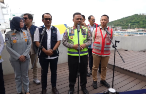 Kakorlantas Soroti Sistem Lalin dan Operasional Kapal Jelang Mudik Nataru 2026 Kepala Korps Lalu Lintas (Kakorlantas) Polri, Irjen Pol. Drs. Agus Suryonugroho, S.H., M.Hum., meninjau langsung kondisi Dermaga Eksekutif Pelabuhan Penyeberangan Merak, Kota Cilegon, pada Selasa (9/12/2025) pagi. Kunjungan tersebut dilakukan dalam rangka memastikan kesiapan layanan penyeberangan menghadapi Arus Mudik Natal dan Tahun Baru (Nataru) 2026, yang diprediksi mengalami peningkatan signifikan. Dalam agenda tersebut, Kakorlantas hadir bersama sejumlah pejabat terkait, termasuk Direktur Jenderal Perhubungan Darat dari Kementerian Perhubungan. Rombongan kemudian melakukan pengecekan berbagai fasilitas pendukung di pelabuhan, sekaligus menggelar rapat koordinasi dengan pengelola jasa angkutan penyeberangan untuk melihat kesiapan operasional secara menyeluruh. “Hal ini dilakukan untuk memastikan kesiapan layanan penyeberangan menjelang Arus Mudik Nataru 2026 dan mengecek kesiapan anggota kepolisian di daerah dalam melakukan pengaturan sistem arus lalu lintas kendaraan pada masa arus mudik nanti,” ungkap Kakorlantas. Ia menegaskan bahwa seluruh upaya yang dilakukan merupakan bentuk kehadiran negara dalam memberikan pelayanan dan perlindungan kepada masyarakat. Menurutnya, penyelenggaraan operasi angkutan mudik 2026 menjadi momentum penting untuk memastikan keselamatan dan kelancaran perjalanan pemudik, terutama pada puncak arus mudik yang selalu menimbulkan lonjakan kendaraan. Lebih lanjut, Jenderal bintang dua tersebut menekankan pentingnya kerja sama seluruh pihak terkait, mulai dari pengelola pelabuhan, kepolisian daerah, hingga instansi operasional lainnya. Kolaborasi ini dibutuhkan untuk menjaga kelancaran arus lalu lintas pada lintasan Merak–Bakauheni dan jalur darat yang dilalui para pemudik. Dalam kesempatan itu ia menjelaskan, “Seluruh instansi terkait, agar dapat berkoordinasi dan kolaborasi kepada semua pihak untuk terlibat dalam memberikan pelayanan kepada masyarakat yang melakukan perjalanan mudiknya, sehingga dengan koordinasi dan kolaborasi semua pihak pelayanan Angkutan Nataru 2026 dapat berjalan lancar dan kepadatan maupun kemacetan juga bisa teratasi.” Agus juga menyampaikan bahwa Korlantas Polri telah menjalin koordinasi intensif dengan otoritas Pelabuhan ASDP Merak. Koordinasi tersebut difokuskan pada kesiapan infrastruktur, kelayakan fasilitas, dan skema operasional yang terus dimatangkan. Pemeriksaan ini mencakup berbagai aspek seperti rekayasa lalu lintas, penanganan situasi darurat, hingga upaya antisipasi ketika volume kendaraan mengalami lonjakan. Skenario-skenario alternatif telah disusun untuk mengantisipasi berbagai kondisi yang mungkin muncul di lapangan. Baik keterlambatan keberangkatan kapal, penumpukan kendaraan, antrian panjang akibat cuaca buruk, maupun gangguan operasional lainnya. Menurut Agus, “Mekanisme, sistem skenario dan alternatif-alternatif, ketika terjadi keterlambatan, ketika terjadi penumpukan, ketika terjadi antrian akibat gangguan cuaca, sudah ada cara-cara yang dipersiapkan.” Ia menambahkan bahwa komunikasi antarinstansi adalah kunci utama dalam menyukseskan pelayanan saat Arus Mudik Nataru nanti. “Maka dari itu, komunikasi dengan semua pihak pelayanan angkutan sangat penting sekali dalam rangka mempersiapkan sebaik-baiknya pelayanan menjelang Arus Mudik Angkutan Nataru 2026,” pungkasnya. Kakorlantas Soroti Sistem Lalin dan Operasional Kapal Jelang Mudik Nataru 2026