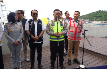 Kakorlantas Soroti Sistem Lalin dan Operasional Kapal Jelang Mudik Nataru 2026 Kepala Korps Lalu Lintas (Kakorlantas) Polri, Irjen Pol. Drs. Agus Suryonugroho, S.H., M.Hum., meninjau langsung kondisi Dermaga Eksekutif Pelabuhan Penyeberangan Merak, Kota Cilegon, pada Selasa (9/12/2025) pagi. Kunjungan tersebut dilakukan dalam rangka memastikan kesiapan layanan penyeberangan menghadapi Arus Mudik Natal dan Tahun Baru (Nataru) 2026, yang diprediksi mengalami peningkatan signifikan. Dalam agenda tersebut, Kakorlantas hadir bersama sejumlah pejabat terkait, termasuk Direktur Jenderal Perhubungan Darat dari Kementerian Perhubungan. Rombongan kemudian melakukan pengecekan berbagai fasilitas pendukung di pelabuhan, sekaligus menggelar rapat koordinasi dengan pengelola jasa angkutan penyeberangan untuk melihat kesiapan operasional secara menyeluruh. “Hal ini dilakukan untuk memastikan kesiapan layanan penyeberangan menjelang Arus Mudik Nataru 2026 dan mengecek kesiapan anggota kepolisian di daerah dalam melakukan pengaturan sistem arus lalu lintas kendaraan pada masa arus mudik nanti,” ungkap Kakorlantas. Ia menegaskan bahwa seluruh upaya yang dilakukan merupakan bentuk kehadiran negara dalam memberikan pelayanan dan perlindungan kepada masyarakat. Menurutnya, penyelenggaraan operasi angkutan mudik 2026 menjadi momentum penting untuk memastikan keselamatan dan kelancaran perjalanan pemudik, terutama pada puncak arus mudik yang selalu menimbulkan lonjakan kendaraan. Lebih lanjut, Jenderal bintang dua tersebut menekankan pentingnya kerja sama seluruh pihak terkait, mulai dari pengelola pelabuhan, kepolisian daerah, hingga instansi operasional lainnya. Kolaborasi ini dibutuhkan untuk menjaga kelancaran arus lalu lintas pada lintasan Merak–Bakauheni dan jalur darat yang dilalui para pemudik. Dalam kesempatan itu ia menjelaskan, “Seluruh instansi terkait, agar dapat berkoordinasi dan kolaborasi kepada semua pihak untuk terlibat dalam memberikan pelayanan kepada masyarakat yang melakukan perjalanan mudiknya, sehingga dengan koordinasi dan kolaborasi semua pihak pelayanan Angkutan Nataru 2026 dapat berjalan lancar dan kepadatan maupun kemacetan juga bisa teratasi.” Agus juga menyampaikan bahwa Korlantas Polri telah menjalin koordinasi intensif dengan otoritas Pelabuhan ASDP Merak. Koordinasi tersebut difokuskan pada kesiapan infrastruktur, kelayakan fasilitas, dan skema operasional yang terus dimatangkan. Pemeriksaan ini mencakup berbagai aspek seperti rekayasa lalu lintas, penanganan situasi darurat, hingga upaya antisipasi ketika volume kendaraan mengalami lonjakan. Skenario-skenario alternatif telah disusun untuk mengantisipasi berbagai kondisi yang mungkin muncul di lapangan. Baik keterlambatan keberangkatan kapal, penumpukan kendaraan, antrian panjang akibat cuaca buruk, maupun gangguan operasional lainnya. Menurut Agus, “Mekanisme, sistem skenario dan alternatif-alternatif, ketika terjadi keterlambatan, ketika terjadi penumpukan, ketika terjadi antrian akibat gangguan cuaca, sudah ada cara-cara yang dipersiapkan.” Ia menambahkan bahwa komunikasi antarinstansi adalah kunci utama dalam menyukseskan pelayanan saat Arus Mudik Nataru nanti. “Maka dari itu, komunikasi dengan semua pihak pelayanan angkutan sangat penting sekali dalam rangka mempersiapkan sebaik-baiknya pelayanan menjelang Arus Mudik Angkutan Nataru 2026,” pungkasnya. Kakorlantas Soroti Sistem Lalin dan Operasional Kapal Jelang Mudik Nataru 2026