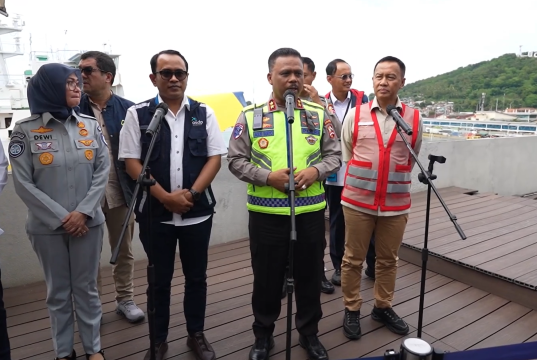 Kakorlantas Soroti Sistem Lalin dan Operasional Kapal Jelang Mudik Nataru 2026 Kepala Korps Lalu Lintas (Kakorlantas) Polri, Irjen Pol. Drs. Agus Suryonugroho, S.H., M.Hum., meninjau langsung kondisi Dermaga Eksekutif Pelabuhan Penyeberangan Merak, Kota Cilegon, pada Selasa (9/12/2025) pagi. Kunjungan tersebut dilakukan dalam rangka memastikan kesiapan layanan penyeberangan menghadapi Arus Mudik Natal dan Tahun Baru (Nataru) 2026, yang diprediksi mengalami peningkatan signifikan. Dalam agenda tersebut, Kakorlantas hadir bersama sejumlah pejabat terkait, termasuk Direktur Jenderal Perhubungan Darat dari Kementerian Perhubungan. Rombongan kemudian melakukan pengecekan berbagai fasilitas pendukung di pelabuhan, sekaligus menggelar rapat koordinasi dengan pengelola jasa angkutan penyeberangan untuk melihat kesiapan operasional secara menyeluruh. “Hal ini dilakukan untuk memastikan kesiapan layanan penyeberangan menjelang Arus Mudik Nataru 2026 dan mengecek kesiapan anggota kepolisian di daerah dalam melakukan pengaturan sistem arus lalu lintas kendaraan pada masa arus mudik nanti,” ungkap Kakorlantas. Ia menegaskan bahwa seluruh upaya yang dilakukan merupakan bentuk kehadiran negara dalam memberikan pelayanan dan perlindungan kepada masyarakat. Menurutnya, penyelenggaraan operasi angkutan mudik 2026 menjadi momentum penting untuk memastikan keselamatan dan kelancaran perjalanan pemudik, terutama pada puncak arus mudik yang selalu menimbulkan lonjakan kendaraan. Lebih lanjut, Jenderal bintang dua tersebut menekankan pentingnya kerja sama seluruh pihak terkait, mulai dari pengelola pelabuhan, kepolisian daerah, hingga instansi operasional lainnya. Kolaborasi ini dibutuhkan untuk menjaga kelancaran arus lalu lintas pada lintasan Merak–Bakauheni dan jalur darat yang dilalui para pemudik. Dalam kesempatan itu ia menjelaskan, “Seluruh instansi terkait, agar dapat berkoordinasi dan kolaborasi kepada semua pihak untuk terlibat dalam memberikan pelayanan kepada masyarakat yang melakukan perjalanan mudiknya, sehingga dengan koordinasi dan kolaborasi semua pihak pelayanan Angkutan Nataru 2026 dapat berjalan lancar dan kepadatan maupun kemacetan juga bisa teratasi.” Agus juga menyampaikan bahwa Korlantas Polri telah menjalin koordinasi intensif dengan otoritas Pelabuhan ASDP Merak. Koordinasi tersebut difokuskan pada kesiapan infrastruktur, kelayakan fasilitas, dan skema operasional yang terus dimatangkan. Pemeriksaan ini mencakup berbagai aspek seperti rekayasa lalu lintas, penanganan situasi darurat, hingga upaya antisipasi ketika volume kendaraan mengalami lonjakan. Skenario-skenario alternatif telah disusun untuk mengantisipasi berbagai kondisi yang mungkin muncul di lapangan. Baik keterlambatan keberangkatan kapal, penumpukan kendaraan, antrian panjang akibat cuaca buruk, maupun gangguan operasional lainnya. Menurut Agus, “Mekanisme, sistem skenario dan alternatif-alternatif, ketika terjadi keterlambatan, ketika terjadi penumpukan, ketika terjadi antrian akibat gangguan cuaca, sudah ada cara-cara yang dipersiapkan.” Ia menambahkan bahwa komunikasi antarinstansi adalah kunci utama dalam menyukseskan pelayanan saat Arus Mudik Nataru nanti. “Maka dari itu, komunikasi dengan semua pihak pelayanan angkutan sangat penting sekali dalam rangka mempersiapkan sebaik-baiknya pelayanan menjelang Arus Mudik Angkutan Nataru 2026,” pungkasnya. Kakorlantas Soroti Sistem Lalin dan Operasional Kapal Jelang Mudik Nataru 2026