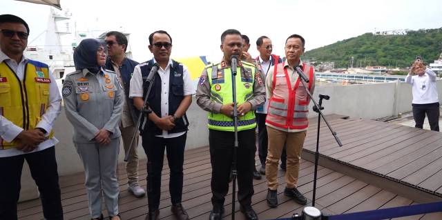 Screenshot 2025-12-09 150937 Kepala Korps Lalu Lintas (Kakorlantas) Polri, Irjen Pol. Drs. Agus Suryonugroho, S.H., M.Hum., meninjau langsung kondisi Dermaga Eksekutif Pelabuhan Penyeberangan Merak, Kota Cilegon, pada Selasa (9/12/2025) pagi. Kunjungan tersebut dilakukan dalam rangka memastikan kesiapan layanan penyeberangan menghadapi Arus Mudik Natal dan Tahun Baru (Nataru) 2026, yang diprediksi mengalami peningkatan signifikan. Dalam agenda tersebut, Kakorlantas hadir bersama sejumlah pejabat terkait, termasuk Direktur Jenderal Perhubungan Darat dari Kementerian Perhubungan. Rombongan kemudian melakukan pengecekan berbagai fasilitas pendukung di pelabuhan, sekaligus menggelar rapat koordinasi dengan pengelola jasa angkutan penyeberangan untuk melihat kesiapan operasional secara menyeluruh. “Hal ini dilakukan untuk memastikan kesiapan layanan penyeberangan menjelang Arus Mudik Nataru 2026 dan mengecek kesiapan anggota kepolisian di daerah dalam melakukan pengaturan sistem arus lalu lintas kendaraan pada masa arus mudik nanti,” ungkap Kakorlantas. Ia menegaskan bahwa seluruh upaya yang dilakukan merupakan bentuk kehadiran negara dalam memberikan pelayanan dan perlindungan kepada masyarakat. Menurutnya, penyelenggaraan operasi angkutan mudik 2026 menjadi momentum penting untuk memastikan keselamatan dan kelancaran perjalanan pemudik, terutama pada puncak arus mudik yang selalu menimbulkan lonjakan kendaraan. Lebih lanjut, Jenderal bintang dua tersebut menekankan pentingnya kerja sama seluruh pihak terkait, mulai dari pengelola pelabuhan, kepolisian daerah, hingga instansi operasional lainnya. Kolaborasi ini dibutuhkan untuk menjaga kelancaran arus lalu lintas pada lintasan Merak–Bakauheni dan jalur darat yang dilalui para pemudik. Dalam kesempatan itu ia menjelaskan, “Seluruh instansi terkait, agar dapat berkoordinasi dan kolaborasi kepada semua pihak untuk terlibat dalam memberikan pelayanan kepada masyarakat yang melakukan perjalanan mudiknya, sehingga dengan koordinasi dan kolaborasi semua pihak pelayanan Angkutan Nataru 2026 dapat berjalan lancar dan kepadatan maupun kemacetan juga bisa teratasi.” Agus juga menyampaikan bahwa Korlantas Polri telah menjalin koordinasi intensif dengan otoritas Pelabuhan ASDP Merak. Koordinasi tersebut difokuskan pada kesiapan infrastruktur, kelayakan fasilitas, dan skema operasional yang terus dimatangkan. Pemeriksaan ini mencakup berbagai aspek seperti rekayasa lalu lintas, penanganan situasi darurat, hingga upaya antisipasi ketika volume kendaraan mengalami lonjakan. Skenario-skenario alternatif telah disusun untuk mengantisipasi berbagai kondisi yang mungkin muncul di lapangan. Baik keterlambatan keberangkatan kapal, penumpukan kendaraan, antrian panjang akibat cuaca buruk, maupun gangguan operasional lainnya. Menurut Agus, “Mekanisme, sistem skenario dan alternatif-alternatif, ketika terjadi keterlambatan, ketika terjadi penumpukan, ketika terjadi antrian akibat gangguan cuaca, sudah ada cara-cara yang dipersiapkan.” Ia menambahkan bahwa komunikasi antarinstansi adalah kunci utama dalam menyukseskan pelayanan saat Arus Mudik Nataru nanti. “Maka dari itu, komunikasi dengan semua pihak pelayanan angkutan sangat penting sekali dalam rangka mempersiapkan sebaik-baiknya pelayanan menjelang Arus Mudik Angkutan Nataru 2026,” pungkasnya. Kakorlantas Soroti Sistem Lalin dan Operasional Kapal Jelang Mudik Nataru 2026