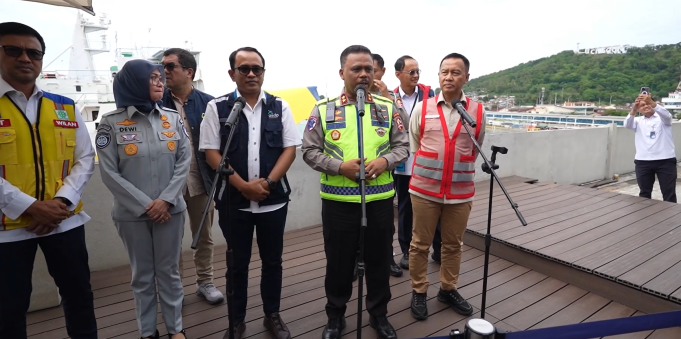 Kakorlantas Soroti Sistem Lalin dan Operasional Kapal Jelang Mudik Nataru 2026 Kepala Korps Lalu Lintas (Kakorlantas) Polri, Irjen Pol. Drs. Agus Suryonugroho, S.H., M.Hum., meninjau langsung kondisi Dermaga Eksekutif Pelabuhan Penyeberangan Merak, Kota Cilegon, pada Selasa (9/12/2025) pagi. Kunjungan tersebut dilakukan dalam rangka memastikan kesiapan layanan penyeberangan menghadapi Arus Mudik Natal dan Tahun Baru (Nataru) 2026, yang diprediksi mengalami peningkatan signifikan. Dalam agenda tersebut, Kakorlantas hadir bersama sejumlah pejabat terkait, termasuk Direktur Jenderal Perhubungan Darat dari Kementerian Perhubungan. Rombongan kemudian melakukan pengecekan berbagai fasilitas pendukung di pelabuhan, sekaligus menggelar rapat koordinasi dengan pengelola jasa angkutan penyeberangan untuk melihat kesiapan operasional secara menyeluruh. “Hal ini dilakukan untuk memastikan kesiapan layanan penyeberangan menjelang Arus Mudik Nataru 2026 dan mengecek kesiapan anggota kepolisian di daerah dalam melakukan pengaturan sistem arus lalu lintas kendaraan pada masa arus mudik nanti,” ungkap Kakorlantas. Ia menegaskan bahwa seluruh upaya yang dilakukan merupakan bentuk kehadiran negara dalam memberikan pelayanan dan perlindungan kepada masyarakat. Menurutnya, penyelenggaraan operasi angkutan mudik 2026 menjadi momentum penting untuk memastikan keselamatan dan kelancaran perjalanan pemudik, terutama pada puncak arus mudik yang selalu menimbulkan lonjakan kendaraan. Lebih lanjut, Jenderal bintang dua tersebut menekankan pentingnya kerja sama seluruh pihak terkait, mulai dari pengelola pelabuhan, kepolisian daerah, hingga instansi operasional lainnya. Kolaborasi ini dibutuhkan untuk menjaga kelancaran arus lalu lintas pada lintasan Merak–Bakauheni dan jalur darat yang dilalui para pemudik. Dalam kesempatan itu ia menjelaskan, “Seluruh instansi terkait, agar dapat berkoordinasi dan kolaborasi kepada semua pihak untuk terlibat dalam memberikan pelayanan kepada masyarakat yang melakukan perjalanan mudiknya, sehingga dengan koordinasi dan kolaborasi semua pihak pelayanan Angkutan Nataru 2026 dapat berjalan lancar dan kepadatan maupun kemacetan juga bisa teratasi.” Agus juga menyampaikan bahwa Korlantas Polri telah menjalin koordinasi intensif dengan otoritas Pelabuhan ASDP Merak. Koordinasi tersebut difokuskan pada kesiapan infrastruktur, kelayakan fasilitas, dan skema operasional yang terus dimatangkan. Pemeriksaan ini mencakup berbagai aspek seperti rekayasa lalu lintas, penanganan situasi darurat, hingga upaya antisipasi ketika volume kendaraan mengalami lonjakan. Skenario-skenario alternatif telah disusun untuk mengantisipasi berbagai kondisi yang mungkin muncul di lapangan. Baik keterlambatan keberangkatan kapal, penumpukan kendaraan, antrian panjang akibat cuaca buruk, maupun gangguan operasional lainnya. Menurut Agus, “Mekanisme, sistem skenario dan alternatif-alternatif, ketika terjadi keterlambatan, ketika terjadi penumpukan, ketika terjadi antrian akibat gangguan cuaca, sudah ada cara-cara yang dipersiapkan.” Ia menambahkan bahwa komunikasi antarinstansi adalah kunci utama dalam menyukseskan pelayanan saat Arus Mudik Nataru nanti. “Maka dari itu, komunikasi dengan semua pihak pelayanan angkutan sangat penting sekali dalam rangka mempersiapkan sebaik-baiknya pelayanan menjelang Arus Mudik Angkutan Nataru 2026,” pungkasnya. Kakorlantas Soroti Sistem Lalin dan Operasional Kapal Jelang Mudik Nataru 2026